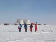 Die italienisch-französische Concordia-Station in der Antarktis. Die Fahnenträger symbolisieren die beteiligten Länder. Bild: Guillaume Dargaud, Saclay, Frankreich