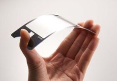 Flexibler Glas-Ersatz: sprungsicherer Kratzschutz. Bild: DNP