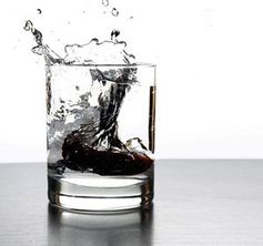 Wodka: Russen trinken sich häufig ins Koma. Bild: pixelio.de, Günther gumhold