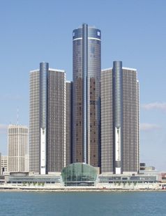 Renaissance Center in Detroit, heutige Unternehmenszentrale von GM. Bild: Flibirigit on en.wikipedia