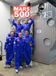 Die Crew vor dem Nachbau der Raumstation Foto: Institute for Biomedical Problems