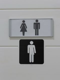 Kennzeichnung einer Unisex-Toilette in Valletta (Malta)