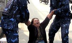 Nepalesische Polizei nimmt eine Tibeterin fest. Bild: IGFM