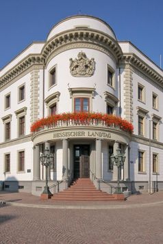 Ecke des Schlosses mit Haupteingang und Inschrift Hessischer Landtag