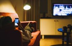 TV und Handy: Mediales Multitasking ist weit verbreitet.