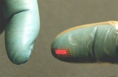 LEDs im Handschuh: In Zukunft für die Medizin auch unter der Haut. Bild: John Rogers