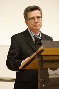 Thomas de Maizière bei einer Rede an der Technischen Universität Dresden im Dezember 2007 Bild: Tobias Krecht / de.wikipedia.org