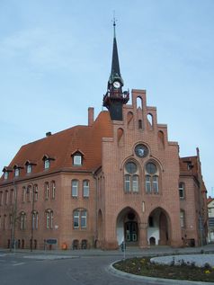 Rathaus, mittig das Wappen von Nauen