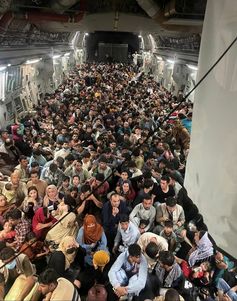 823 Menschen an Bord einer überfüllten Boeing C-17 der US Air Force in Kabul, 15. August[24]