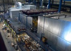Weltrekordeffizienz von über 60 Prozent im Gas- und Dampfturbinen (GuD)-Kraftwerk Irsching 4 in Ingolstadt, Bayern. Möglich wird diese Spitzenleistung durch ein perfektes Zusammenspiel der Gasturbine mit den auf hohen Temperaturen und hohen Druck optimierten Schlüsselkomponenten der gesamten Anlage. Bild: Siemens AG