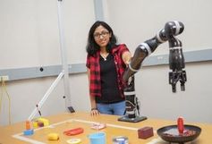 Lakshmi Nair bei Tests mit dem Roboter.