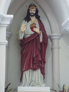 Herz-Jesu-Statue in Osttimor als König mit timoresischen Herrscherinsignien Kaibauk und Belak (Symbolbild)