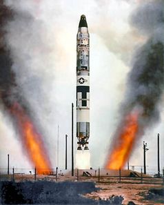 Titan-II-Start aus einem Silo der Vandenberg AFB: Zu erkennen sind die beiden Abgasstrahlen, welche durch das Umlenken der Abgase am Boden des Silos in zwei separate Schächte entstehen.