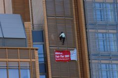 "French Spiderman" erklimmt debis-Hochhaus. Quelle: debitel AG 