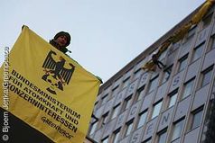 Greenpeace-Protest vor dem "Bundesministerium für Atomkraft und Konzerninteressen". Bild: Bjoern Jettka/Greenpeace