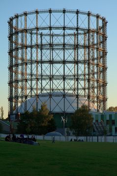 Günther Jauch ist eine wöchentliche Talkshow mit Schwerpunkt auf politischen und gesellschaftspolitischen Themen. Der Gasometer Schöneberg, in welchem die Sendung produziert wird