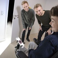 Behinderter Jugendlicher testet das neue Bediengerät. Bild: dtu.dk