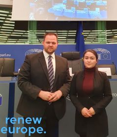Engin Eroglu mit Jewher Ilham, Tochter von Ilham Tohti.  Bild: "obs/Engin Eroglu MdEP (Renew Europe Fraktion)"
