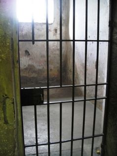 Gefängnis, Gefängniszelle, Gefangener und hinter Gittern (Symbolbild)