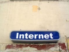 Internet: Macht im Netz bleibt wenigen Playern vorbehalten. Bild: aboutpixel.de, Alexander Kreher
