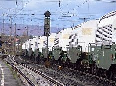 Castor Transportbehälter auf dem Weg nach Gorleben, 2008 / Bild: de.indymedia.org, de.wikipedia.org