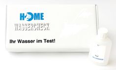 Das Wassercheck-Paket enthält Probenahmefläschchen, Anleitung und Datenblatt sowie eine voradressierte Box.