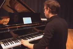 Pianist mit Tablet: App macht Gerät zu Orchester.
