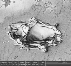 Krater in reinem Platin nach einmaliger Zündentladung. Forschungsaspekte des Projektes sind unter anderem Materialverstärkung und Werkstoffkostensenkung platinbasierter Elektrodenwerkstoffe. Foto: Lehrstuhl für Funktionswerkstoffe/ Universität des Saarlandes