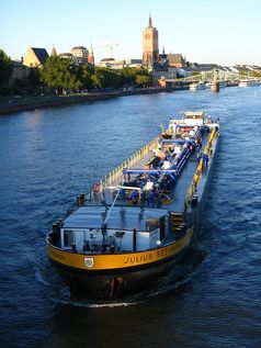 Handelsschiff: Binnentanker Julius Beckmann auf dem Main bei Frankfurt (Symbolbild)