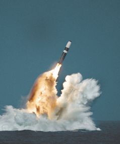 Trident II beim Start von einem getauchten U-Boot