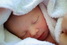 Baby: IVF-Erfolg hängt von Eizellen ab. Bild: pixelio.de, Christian v.R.