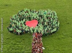 600 Greenpeace-Aktivisten formen ein Herz für mehr Waldschutz in Deutschland Bild: Paul Langrock / Greenpeace