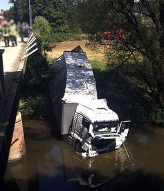 Sattelzug landet nach Unfall in der Lahn Bild: Polizei