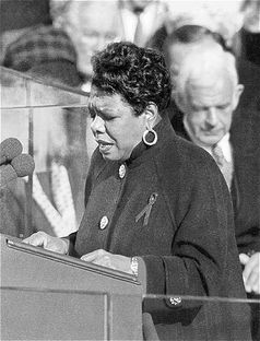 Maya Angelou während der Amtseinführung des amerikanischen Präsidenten Bill Clinton, bei der sie ihr Gedicht "On the Pulse of Morning" vorlas. (1993)
