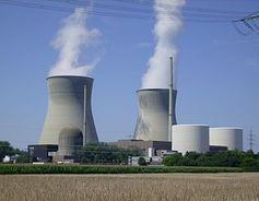 Das Kernkraftwerk Gundremmingen mit dem 1977 stillgelegten Block A, den in Betrieb befindlichen Blöcken B und C und den beiden Naturzug-Nasskühltürmen. Bild: Felix König / de.wikipedia.org