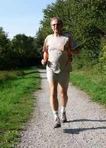 Jogger: Männer werden laufend älter. Bild: pixelio.de, Dieter Schütz