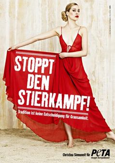 Schauspielerin Christina Siemoneit gegen die Stierhatz. Bild: "obs/PETA Deutschland e.V."