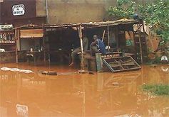 Eine Straße in Dakar nach den heftigen Regenfällen. Bild: Caritas international