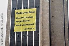 Greenpeace-Banner am Radison, dem höchsten Hotel und einem der höchsten Hochhäuser Hamburgs.