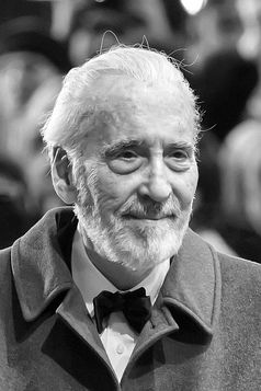 „Christopher Lee at the Berlin International Film Festival 2013“. Bild: von Avda - Eigenes Werk. Lizenziert unter CC BY-SA 3.0 über Wikimedia Commons