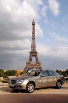 Paris (Frankreich): Der Eiffelturm, städtisches Wahrzeichen, ist 300 Meter hoch und über 10.000 Tonnen schwer. Quelle: DaimlerChrysler AG