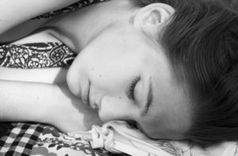 Schlafende Frau: Rhythmus verläuft in Sinus-Kurve. Bild: pixelio.de, S. Blatt