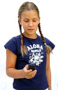 Mädchen mit Handy: Gefahr, süchtig zu werden. Bild: pixelio.de, S. Hofschlaeger