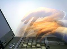Hände auf Laptop: E-Mail muss rechtskonform sein. Bild: Rainer Sturm/pixelio.de