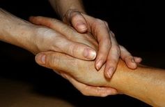 Hände: Mitgefühl verändert Sichtweise erheblich. Bild: pixelio.de, A. E. Arnold