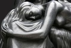 Statue einer müden Frau: Ernährung beugt vor.  Bild: pixelio.de, Cornerstone