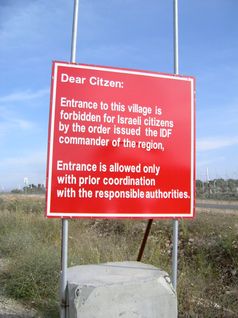 Zutrittsverbot der IDF für israelische Bürger zu einem Ort in den Autonomiegebieten (2004). Bild: Feliks (german/english Wikipedia)