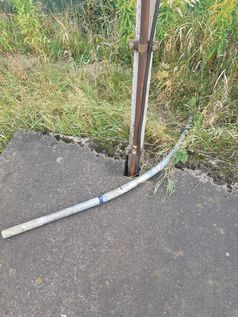 Das aufgelegte Metallrohr Bild: Polizei