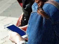 Smartphone-Nutzung: Push-Mitteilungen ausbaufähig. Bild: Lupo, pixelio.de