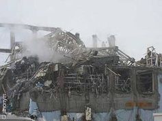 Aus einem zerstörten Reaktorgebäude steigt Rauch oder Wasserdampf aus. Bild: Greenpeace / anonym